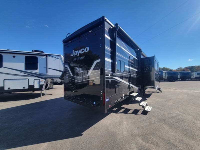 2026 Jayco 2026 Jayco Seismic Toy Hauler - thumbnail 6