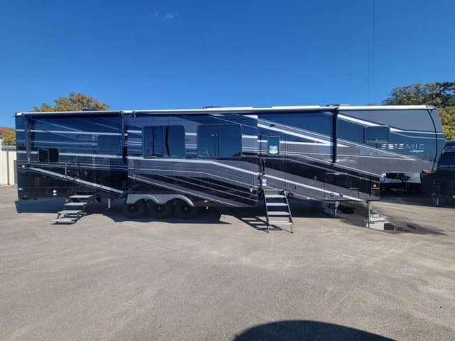 2026 Jayco 2026 Jayco Seismic Toy Hauler - thumbnail 7