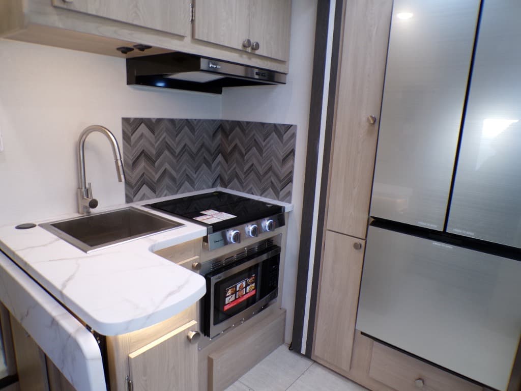 2026 Coachmen 2026 Coachmen Leprechaun - thumbnail 36