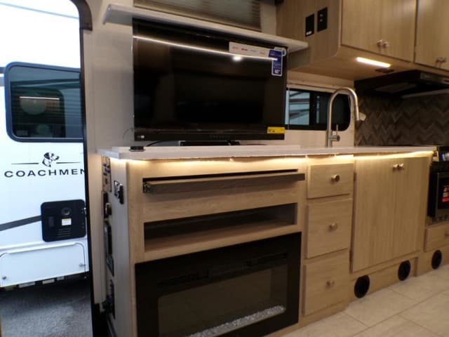 2026 Coachmen 2026 Coachmen Leprechaun - thumbnail 25