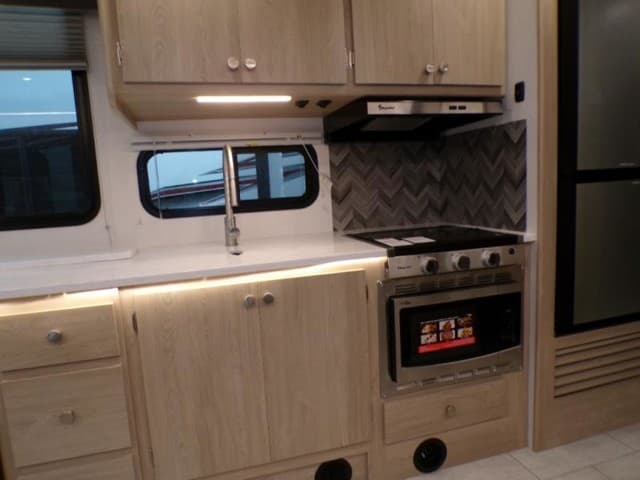 2026 Coachmen 2026 Coachmen Leprechaun - thumbnail 33