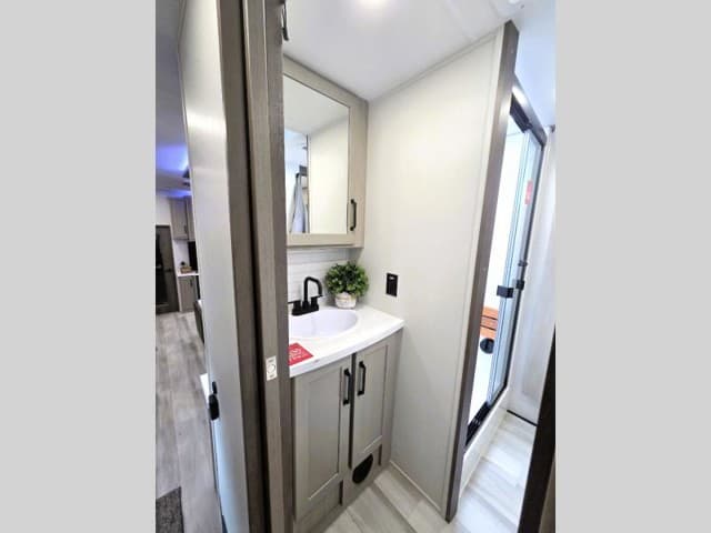 2026 Grand Design 2026 Grand Design Momentum M-Class - thumbnail 13