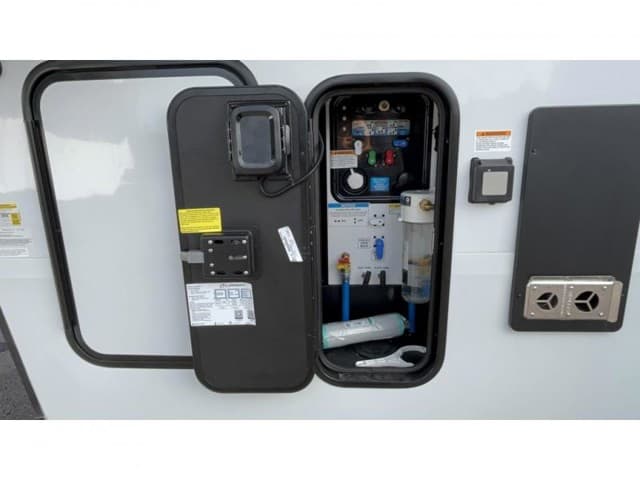 2026 Grand Design 2026 Grand Design Momentum - thumbnail 8