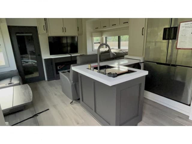 2026 Grand Design 2026 Grand Design Momentum - thumbnail 12