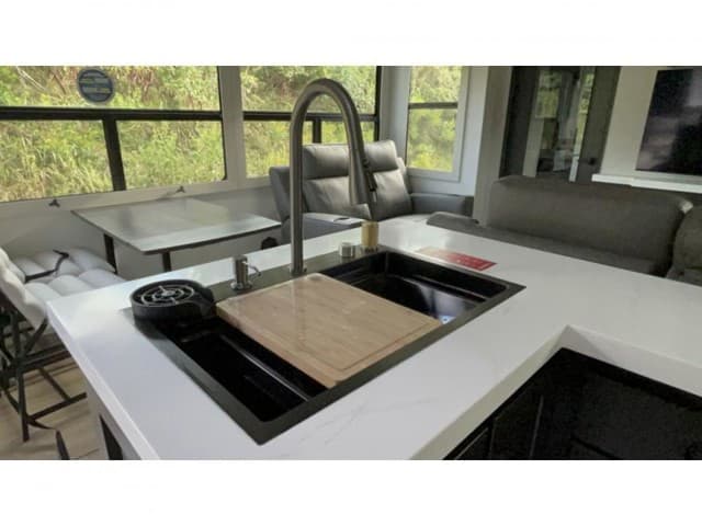 2026 Grand Design 2026 Grand Design Momentum - thumbnail 17