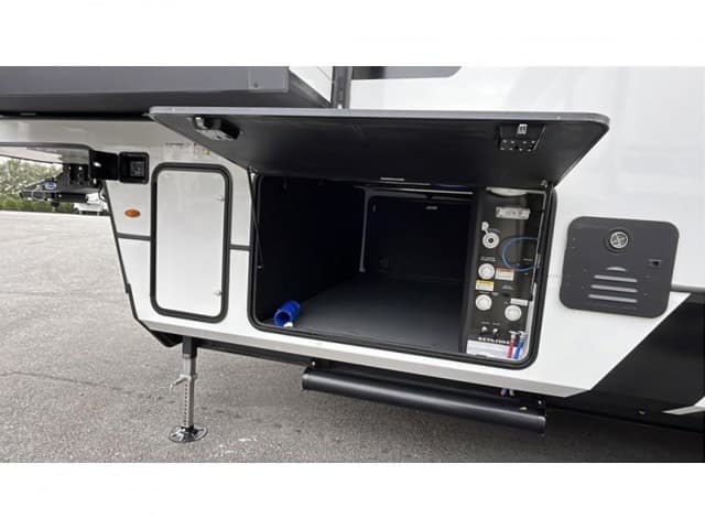 2026 Keystone RV 2026 Keystone RV Montana High Country - thumbnail 6