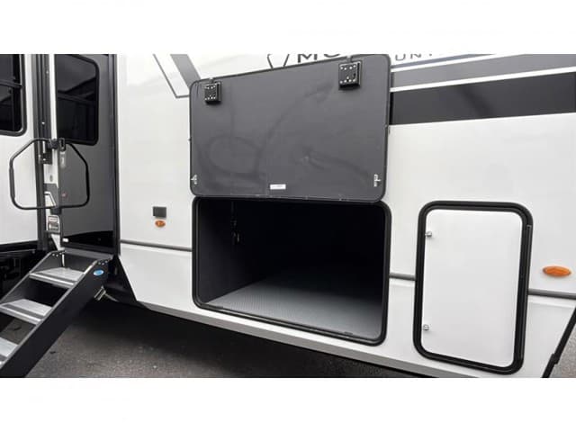 2026 Keystone RV 2026 Keystone RV Montana High Country - thumbnail 8