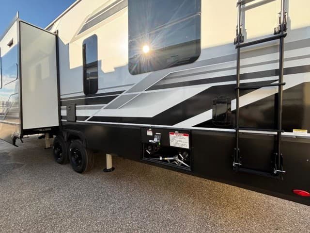 2025 Grand Design 2025 Grand Design Momentum M-Class - thumbnail 3