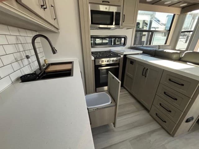 2025 Grand Design 2025 Grand Design Momentum M-Class - thumbnail 9