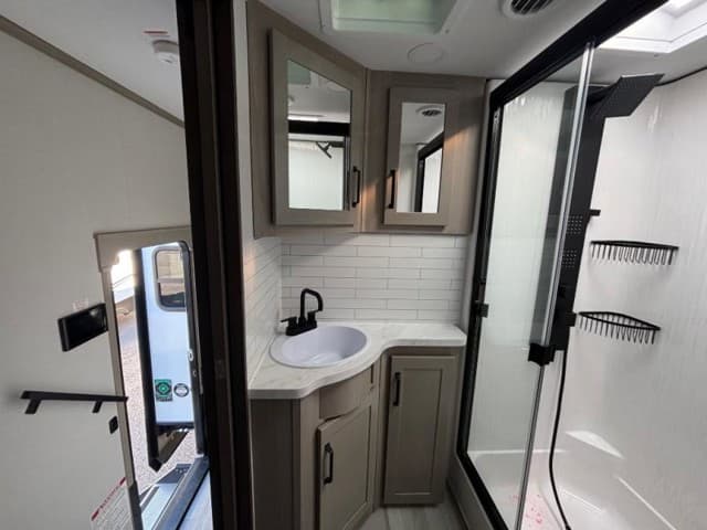 2025 Grand Design 2025 Grand Design Momentum M-Class - thumbnail 18