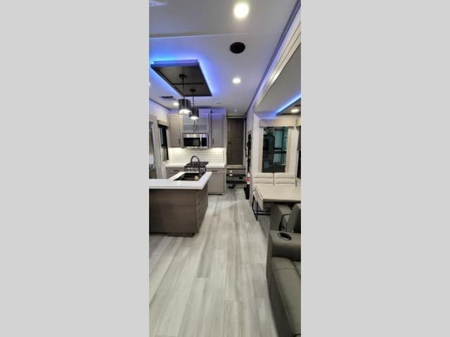 2025 Grand Design 2025 Grand Design Momentum M-Class - thumbnail 3