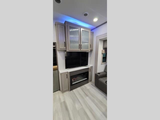 2025 Grand Design 2025 Grand Design Momentum M-Class - thumbnail 7