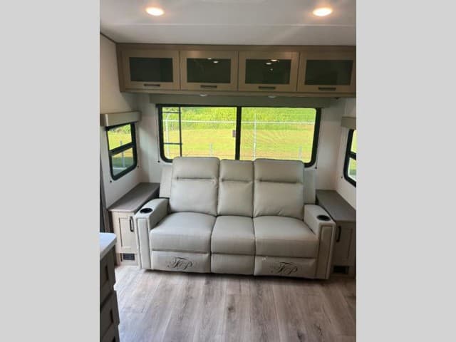 2026 Grand Design 2026 Grand Design Reflection 100 Series - thumbnail 4