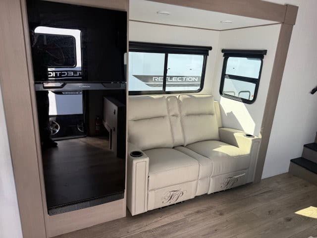 2026 Grand Design 2026 Grand Design Reflection 100 Series - thumbnail 6