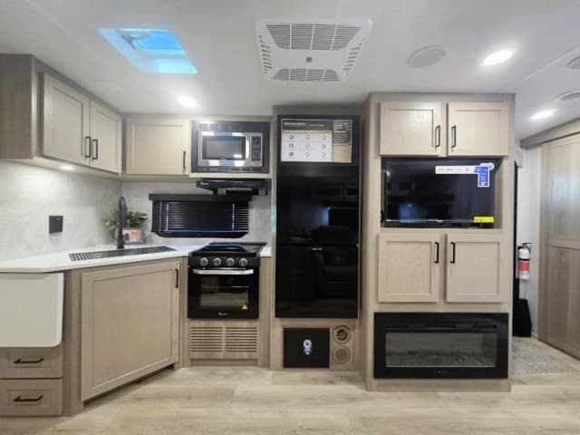 2026 Forest River 2026 Forest River Rockwood Ultra Lite - thumbnail 9