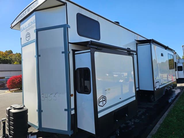 2025 Forest River 2025 Forest River Salem Grand Villa Destination Trailer - thumbnail 3