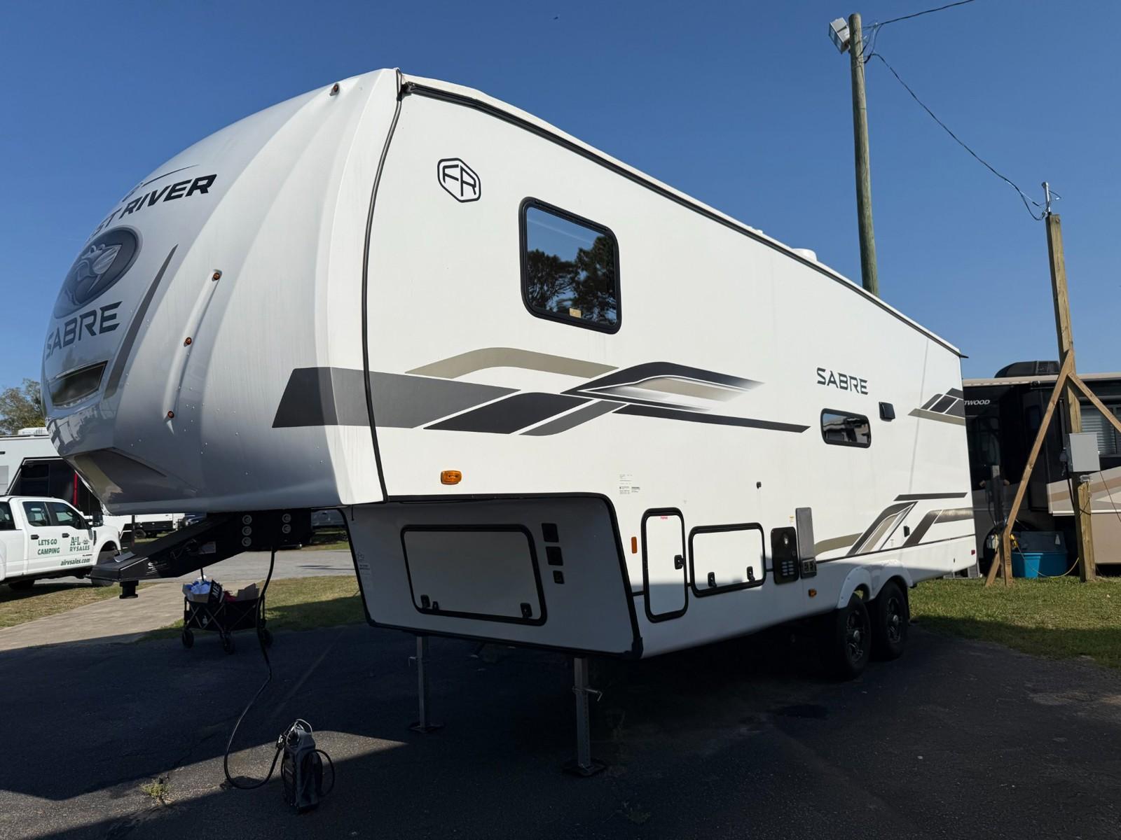 2025 Forest River 2025 Forest River Sabre - thumbnail 4