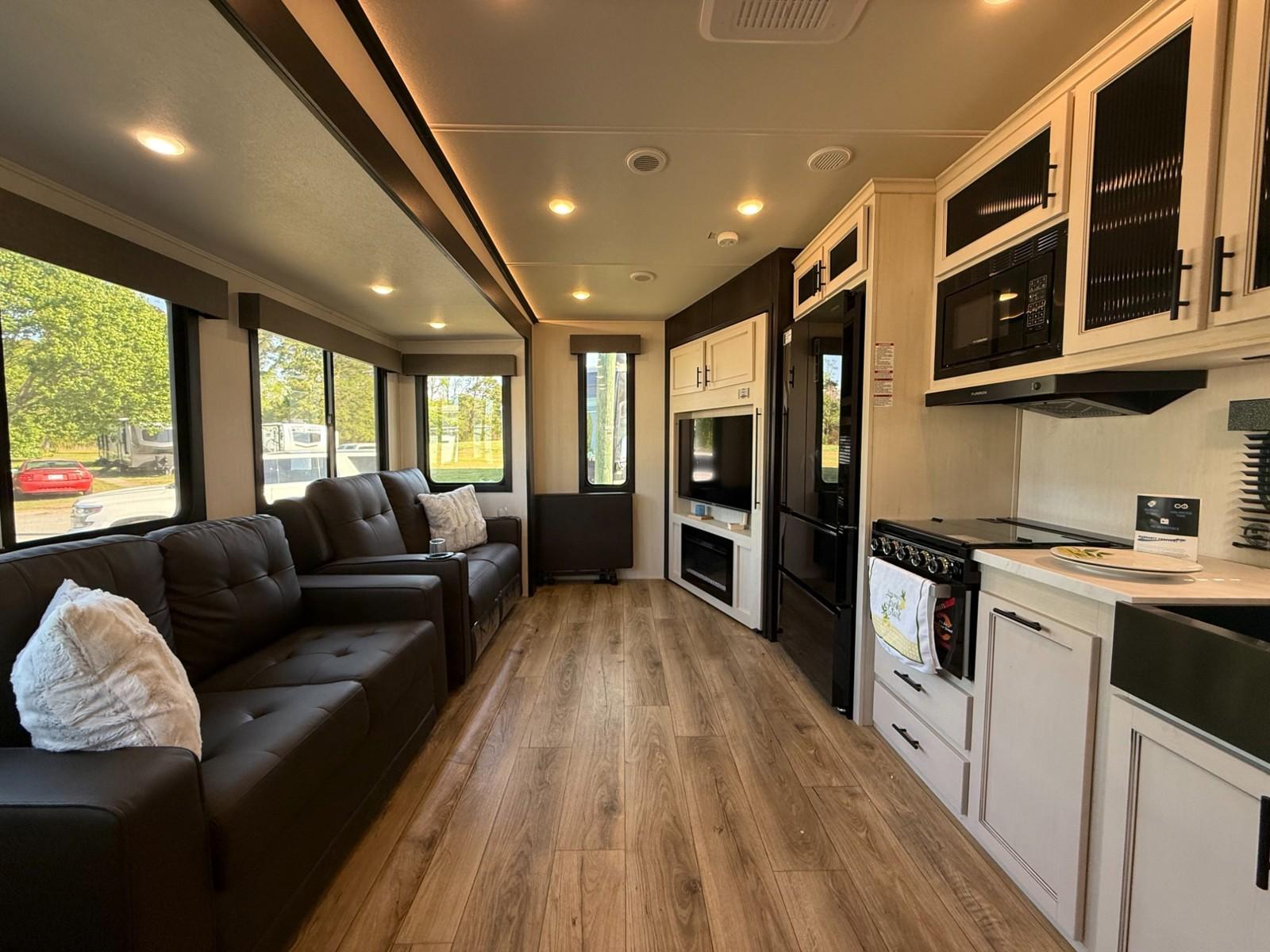 2025 Forest River 2025 Forest River Sabre - thumbnail 5