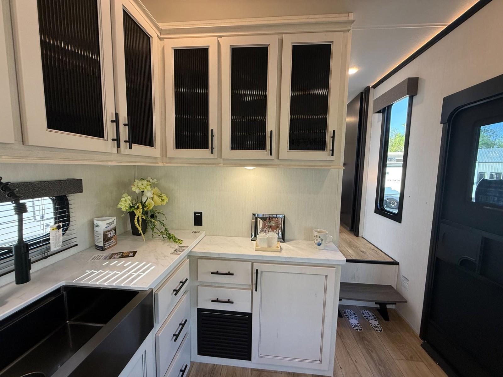 2025 Forest River 2025 Forest River Sabre - thumbnail 8