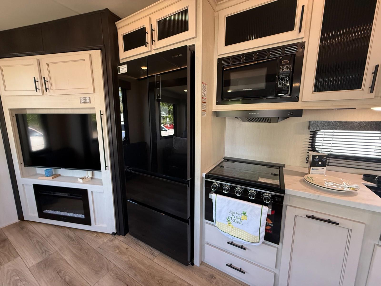 2025 Forest River 2025 Forest River Sabre - thumbnail 12