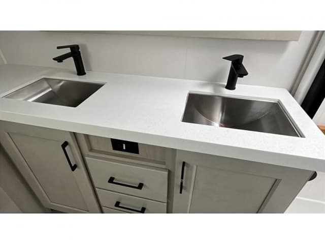 2025 Grand Design 2025 Grand Design Solitude - thumbnail 19