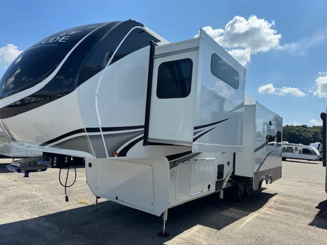 2026 Grand Design 2026 Grand Design Solitude - thumbnail 4