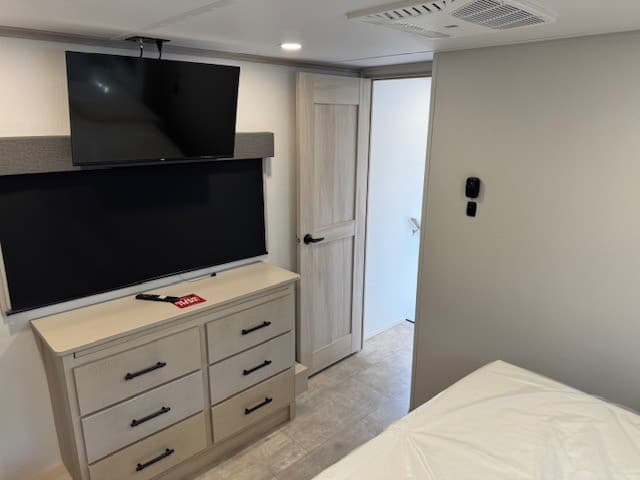 2026 Grand Design 2026 Grand Design Solitude - thumbnail 16