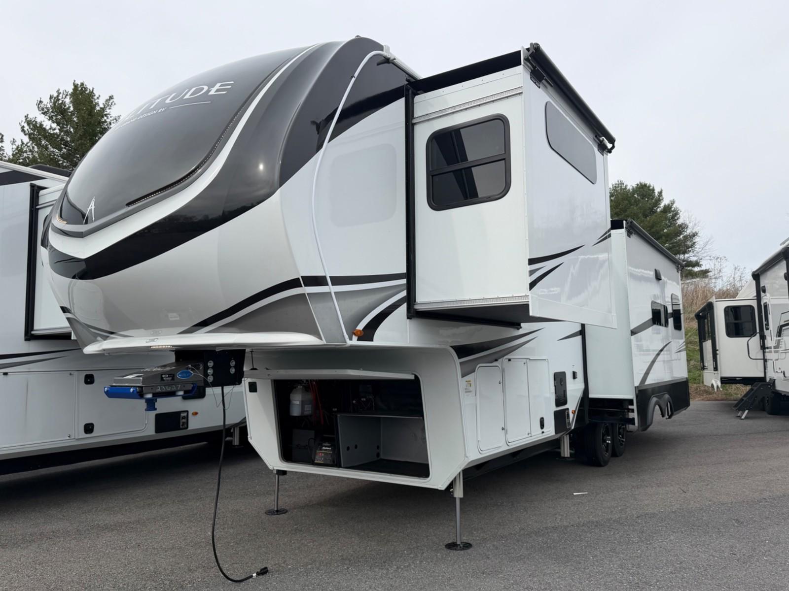 2026 Grand Design 2026 Grand Design Solitude - thumbnail 3