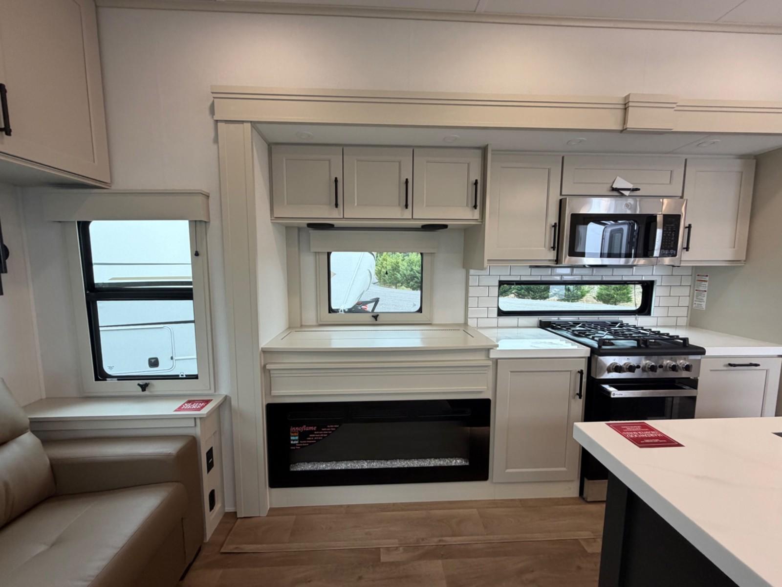 2026 Grand Design 2026 Grand Design Solitude - thumbnail 8