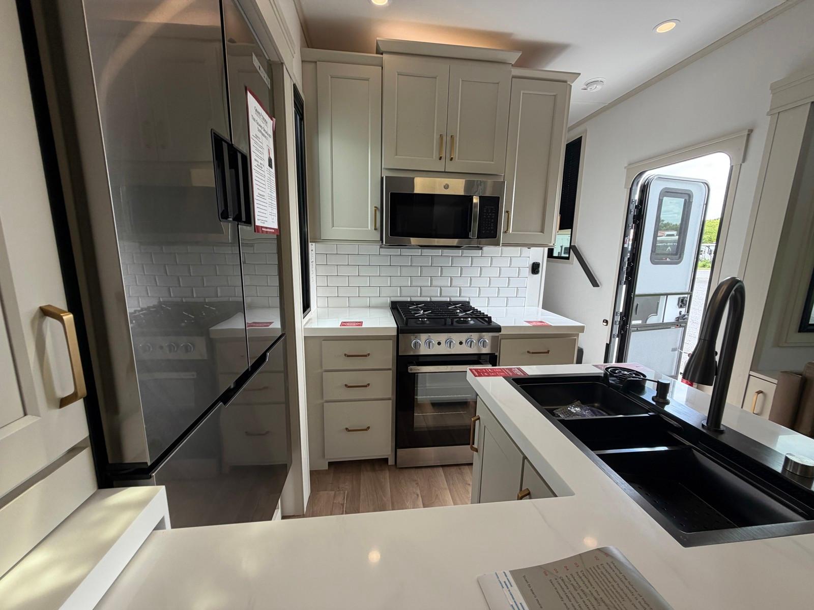 2027 Grand Design 2027 Grand Design Solitude - thumbnail 10