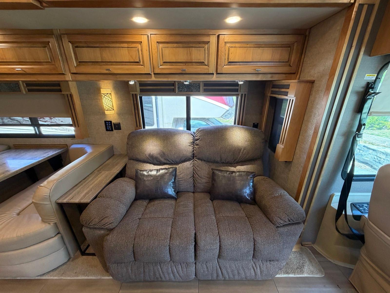 2018 Tiffin 2018 Tiffin Allegro Red - thumbnail 11