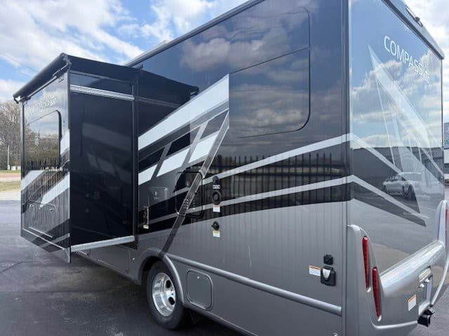 2025 Thor Motor Coach 2025 Thor Motor Coach Compass - thumbnail 4