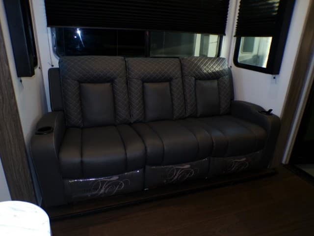 2023 Dutchmen 2023 Dutchmen Voltage - thumbnail 18