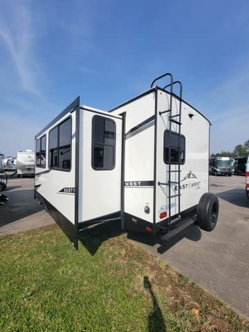 2024 East to West 2024 East to West Alta - thumbnail 5