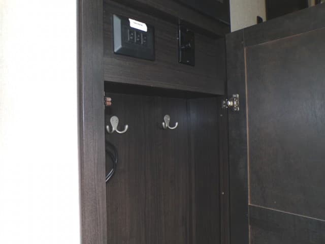 2018 Dutchmen 2018 Dutchmen Voltage - thumbnail 47