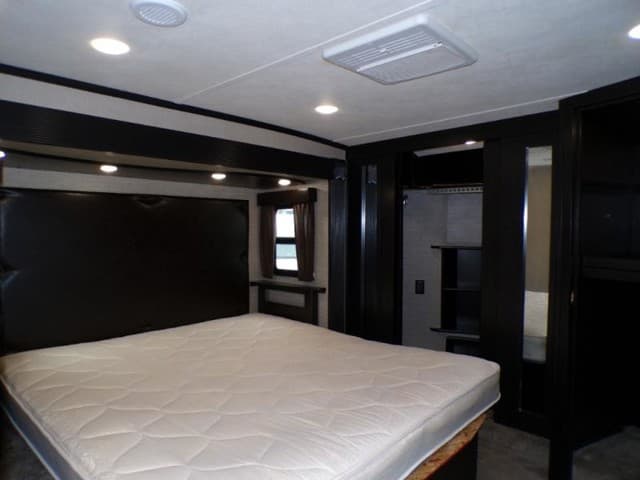 2018 Dutchmen 2018 Dutchmen Voltage - thumbnail 50