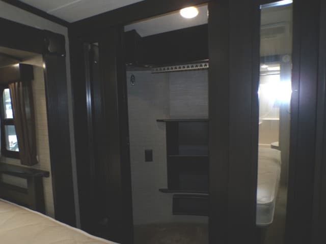 2018 Dutchmen 2018 Dutchmen Voltage - thumbnail 53