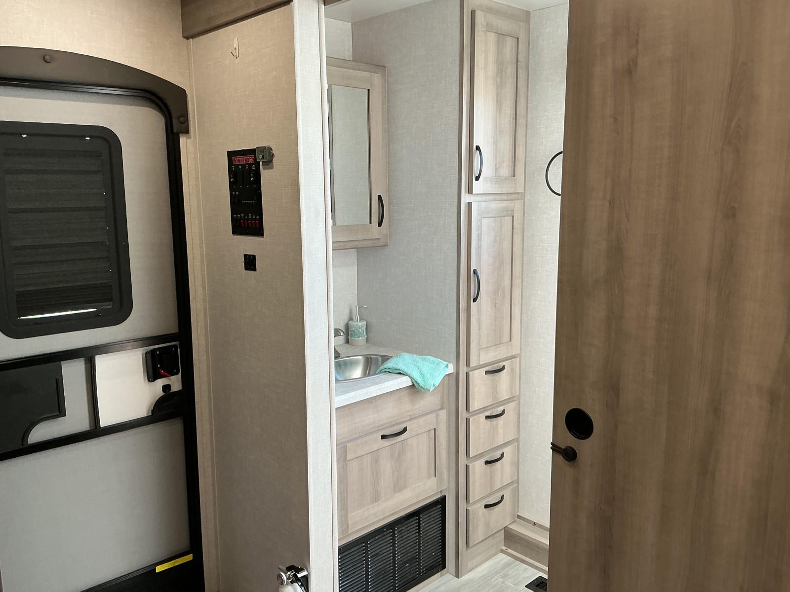 2021 Winnebago 2021 Winnebago Voyage - thumbnail 5