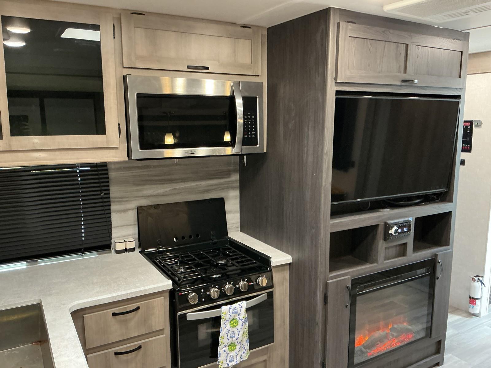 2021 Winnebago 2021 Winnebago Voyage - thumbnail 10