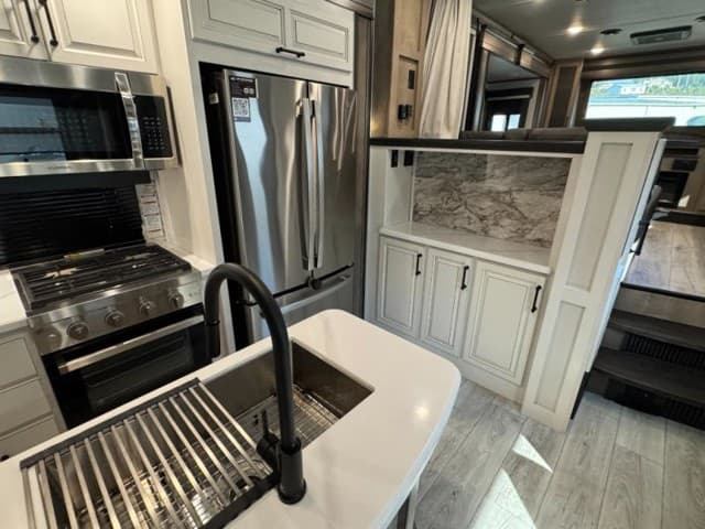 2024 Keystone RV 2024 Keystone RV Montana - thumbnail 16