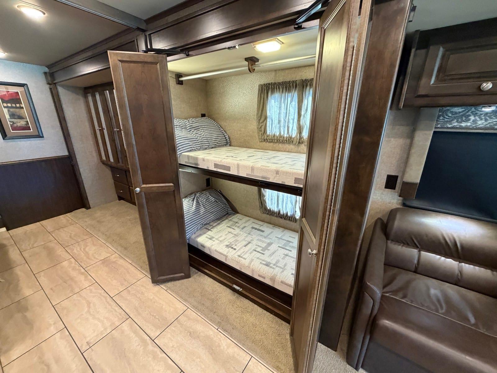 2017 Tiffin Motorhomes 2017 Tiffin Motorhomes Open Road Allegro - thumbnail 36