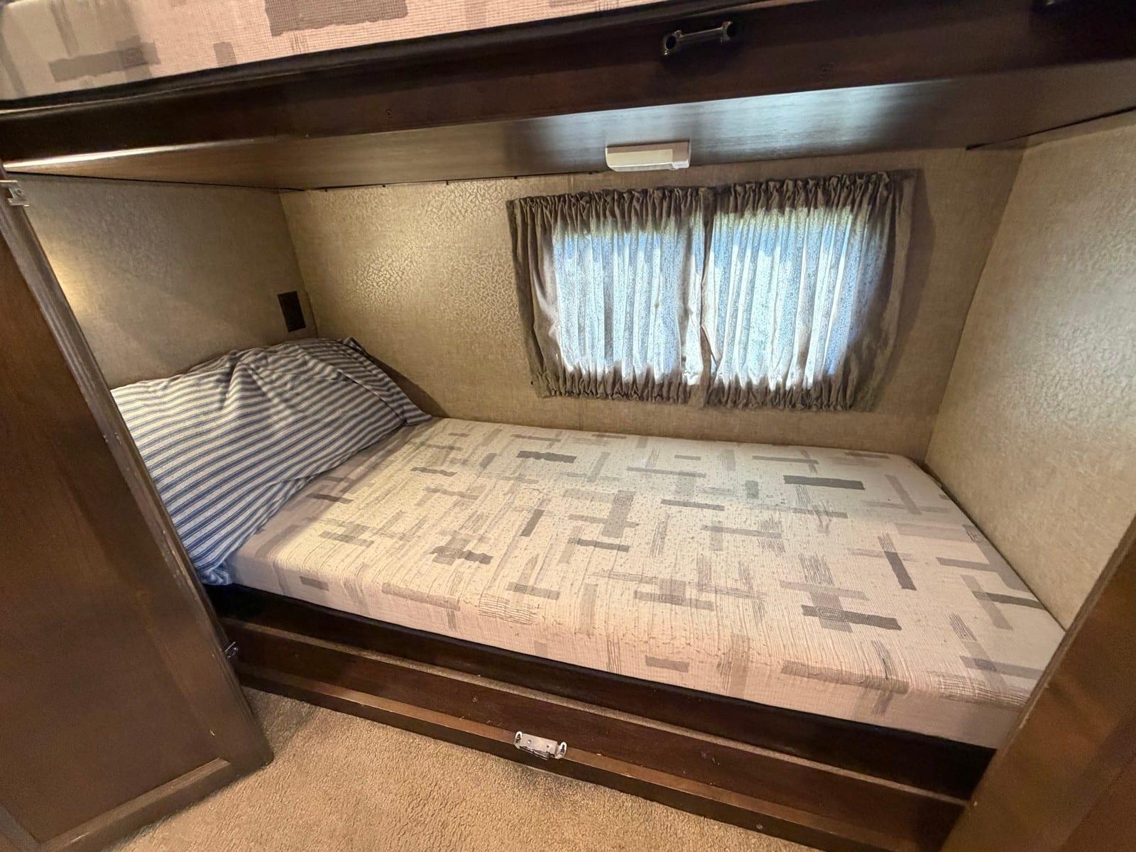 2017 Tiffin Motorhomes 2017 Tiffin Motorhomes Open Road Allegro - thumbnail 38