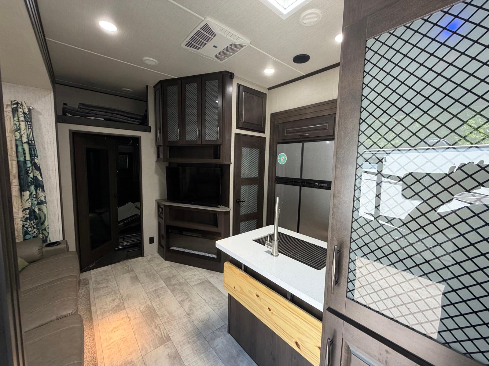 2022 Grand Design 2022 Grand Design Momentum - thumbnail 10