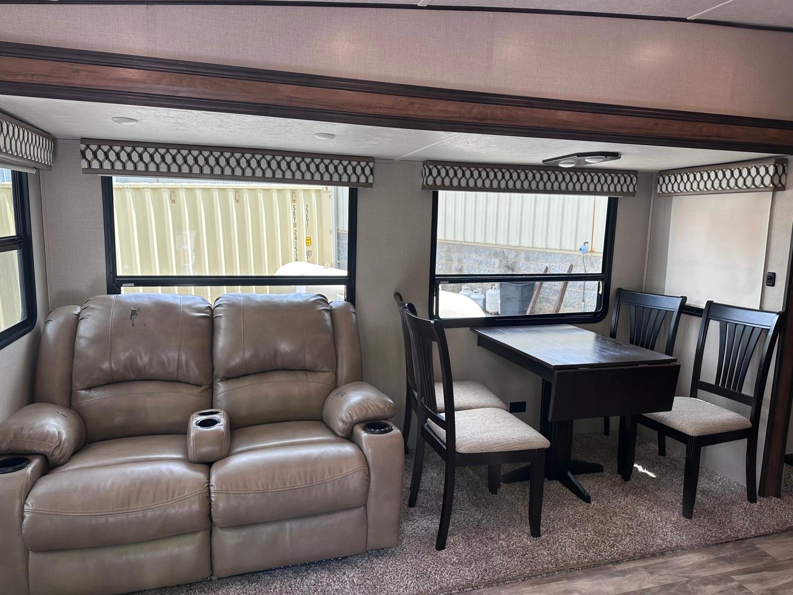 2020 Coachmen 2020 Coachmen Chaparral - thumbnail 5