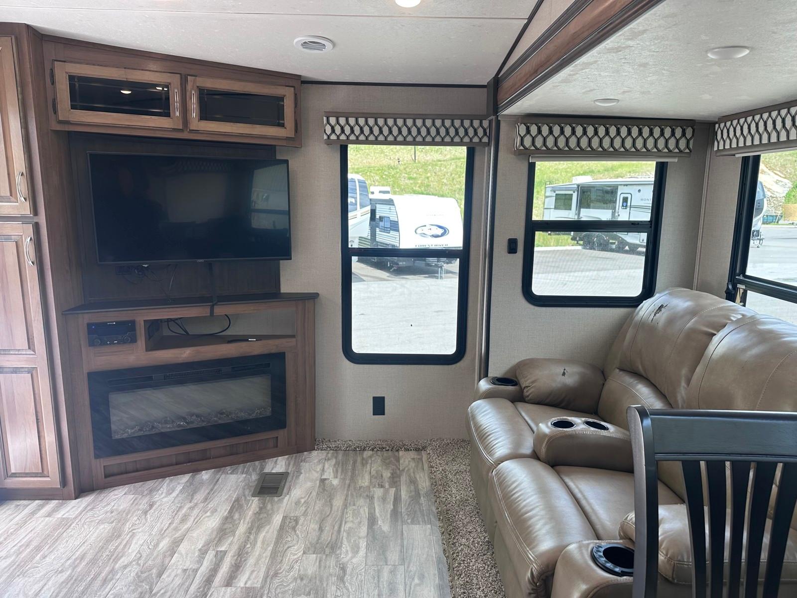 2020 Coachmen 2020 Coachmen Chaparral - thumbnail 6