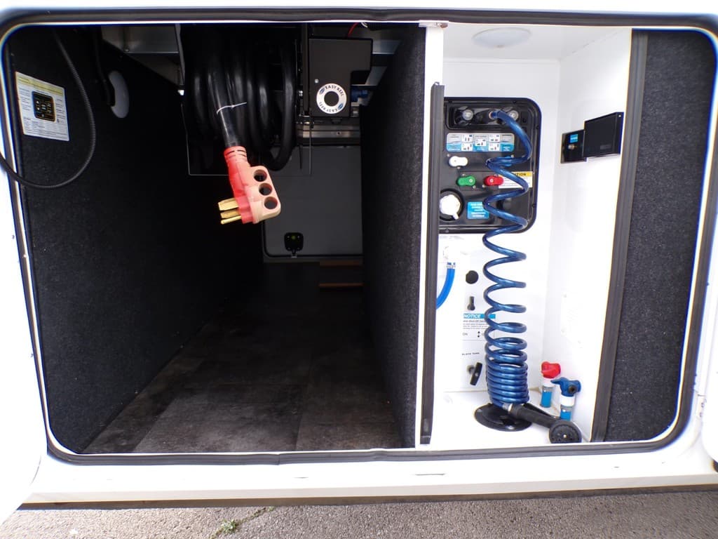 2022 Grand Design 2022 Grand Design Solitude - thumbnail 10