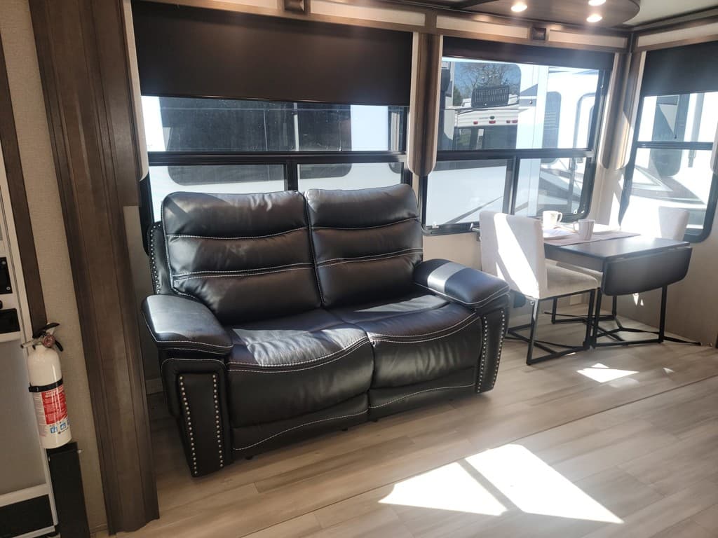 2022 Grand Design 2022 Grand Design Solitude - thumbnail 17