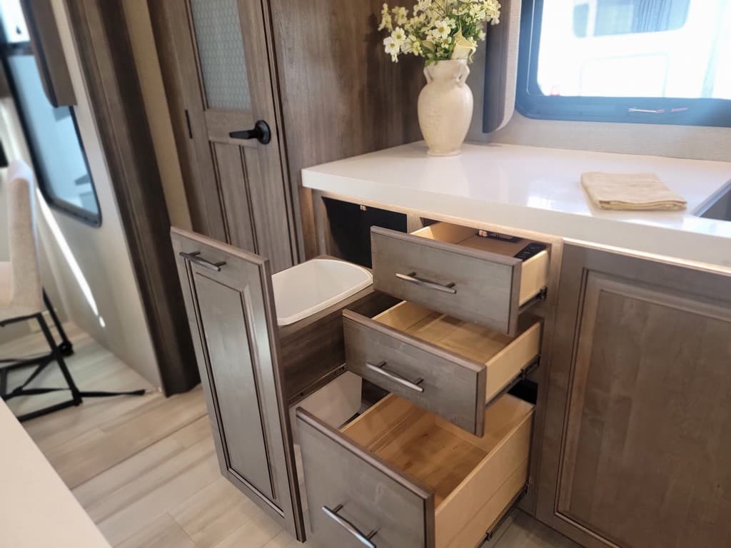 2022 Grand Design 2022 Grand Design Solitude - thumbnail 32