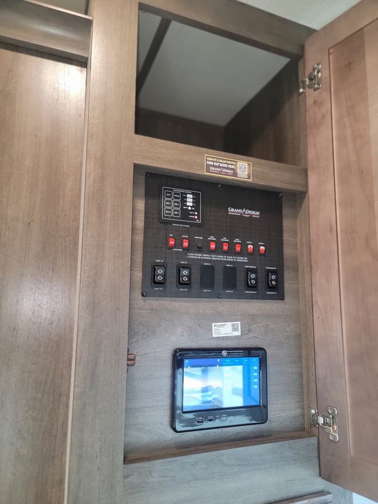 2022 Grand Design 2022 Grand Design Solitude - thumbnail 46