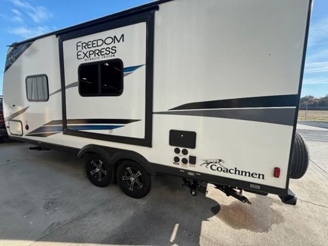 2024 Coachmen 2024 Coachmen Freedom Express Ultra Lite - thumbnail 4